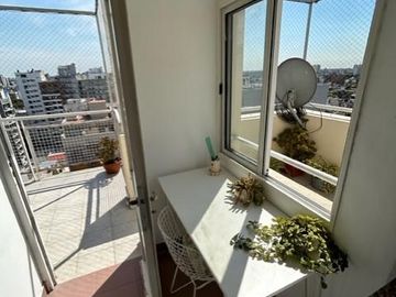 2 amb. con cochera, balcón y amenities