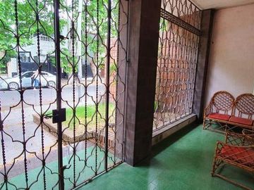 Casa con excelente ubicación (Bernal Centro)