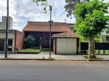 Casa con excelente ubicación (Bernal Centro)