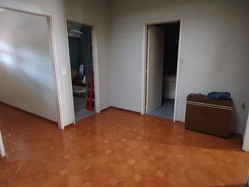 Casa con excelente ubicación (Bernal Centro)