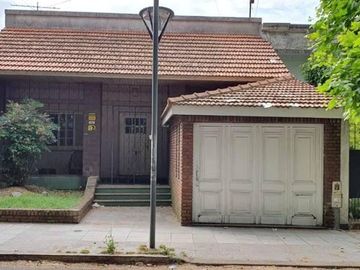 Casa con excelente ubicación (Bernal Centro)