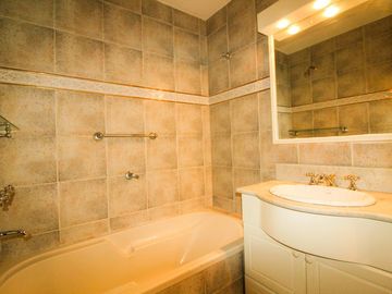 Amplio Dpto de 3 dorm -  Apto Credito! Piso alto con vista a plaza Colon