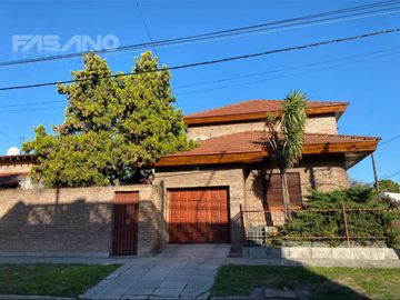 CHALET 5 AMB. EN ESQUINA EN VENTA - PALOMAR