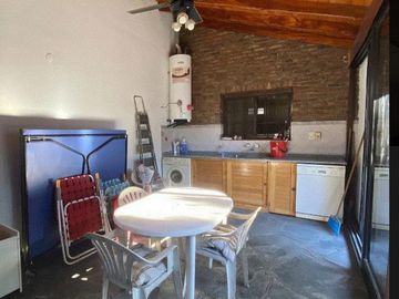 CHALET 5 AMB. EN ESQUINA EN VENTA - PALOMAR