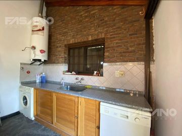 CHALET 5 AMB. EN ESQUINA EN VENTA - PALOMAR