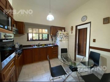 CHALET 5 AMB. EN ESQUINA EN VENTA - PALOMAR