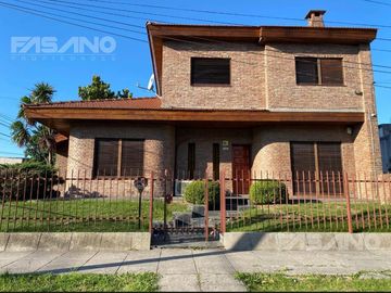 CHALET 5 AMB. EN ESQUINA EN VENTA - PALOMAR