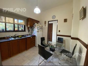 CHALET 5 AMB. EN ESQUINA EN VENTA - PALOMAR