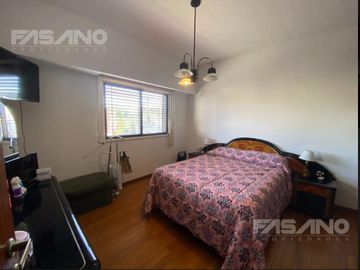 CHALET 5 AMB. EN ESQUINA EN VENTA - PALOMAR