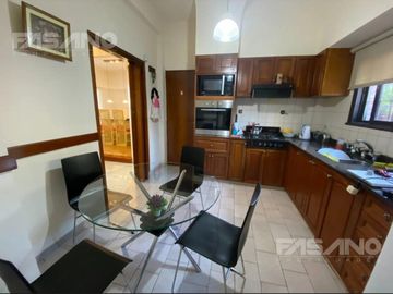 CHALET 5 AMB. EN ESQUINA EN VENTA - PALOMAR