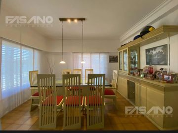 CHALET 5 AMB. EN ESQUINA EN VENTA - PALOMAR