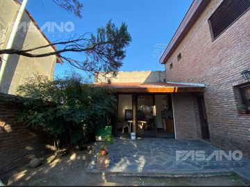 CHALET 5 AMB. EN ESQUINA EN VENTA - PALOMAR