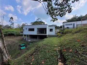 CASA CAMPESTRE EN CONJUNTO CERRADO EN CIRCASIA