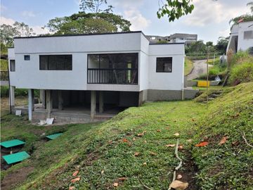 CASA CAMPESTRE EN CONJUNTO CERRADO EN CIRCASIA