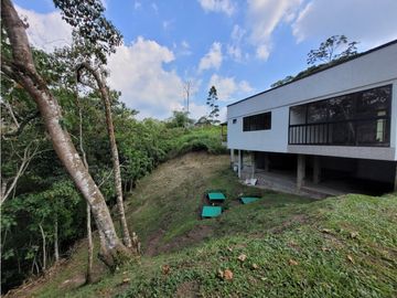 CASA CAMPESTRE EN CONJUNTO CERRADO EN CIRCASIA