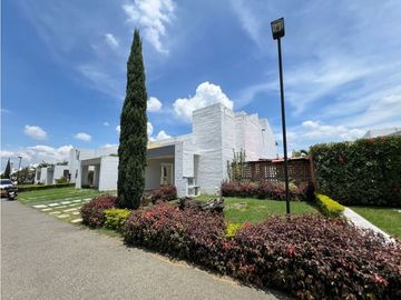 SE VENDE CASA EN EL CASTILLO AR