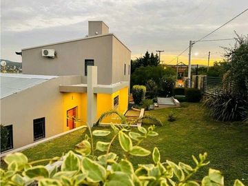 VENDE HERMOSA CASA EN VILLA CARLOS PAZ ‼ exclusiva con vista lago