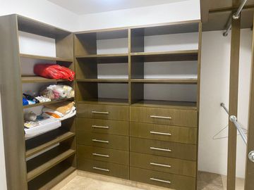 Lujoso departamento en VENTA con espectacular vista al mar, a campo de golf y a la laguna. Piso 8