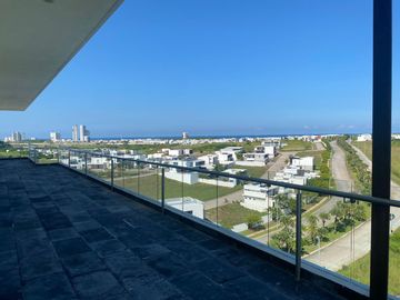 Lujoso departamento en VENTA con espectacular vista al mar, a campo de golf y a la laguna. Piso 8