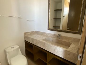 Lujoso departamento en VENTA con espectacular vista al mar, a campo de golf y a la laguna. Piso 8