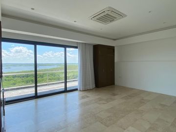 Lujoso departamento en VENTA con espectacular vista al mar, a campo de golf y a la laguna. Piso 8