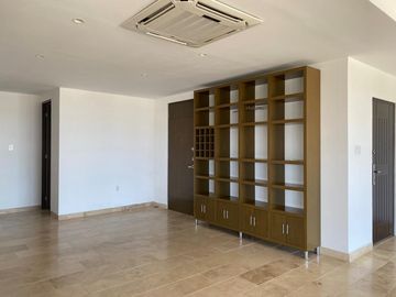 Lujoso departamento en VENTA con espectacular vista al mar, a campo de golf y a la laguna. Piso 8