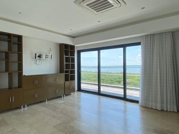 Lujoso departamento en VENTA con espectacular vista al mar, a campo de golf y a la laguna. Piso 8