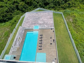 Lujoso departamento en VENTA con espectacular vista al mar, a campo de golf y a la laguna. Piso 8