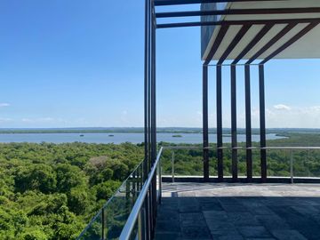 Lujoso departamento en VENTA con espectacular vista al mar, a campo de golf y a la laguna. Piso 8