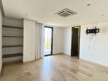 Lujoso departamento en VENTA con espectacular vista al mar, a campo de golf y a la laguna. Piso 8