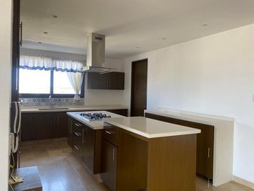 Lujoso departamento en VENTA con espectacular vista al mar, a campo de golf y a la laguna. Piso 8