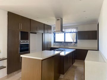 Lujoso departamento en VENTA con espectacular vista al mar, a campo de golf y a la laguna. Piso 8