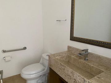 Lujoso departamento en VENTA con espectacular vista al mar, a campo de golf y a la laguna. Piso 8