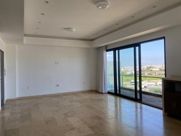 Lujoso departamento en VENTA con espectacular vista al mar, a campo de golf y a la laguna. Piso 8