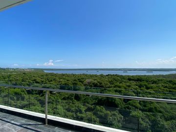 Lujoso departamento en VENTA con espectacular vista al mar, a campo de golf y a la laguna. Piso 8