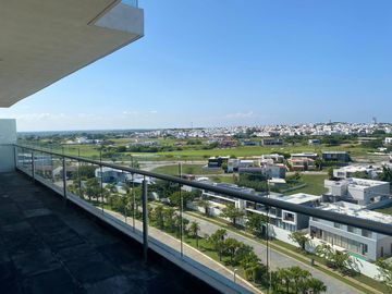 Lujoso departamento en VENTA con espectacular vista al mar, a campo de golf y a la laguna. Piso 8