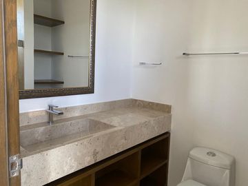 Lujoso departamento en VENTA con espectacular vista al mar, a campo de golf y a la laguna. Piso 8