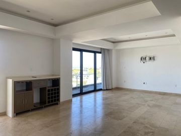 Lujoso departamento en VENTA con espectacular vista al mar, a campo de golf y a la laguna. Piso 8
