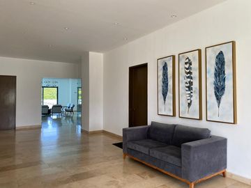 Lujoso departamento en VENTA con espectacular vista al mar, a campo de golf y a la laguna. Piso 8