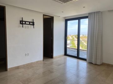Lujoso departamento en VENTA con espectacular vista al mar, a campo de golf y a la laguna. Piso 8