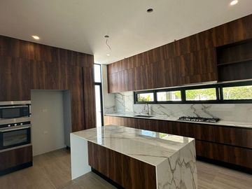 OLIVIA || EXCELENTE RESIDENCIA EN VENTA O RENTA DE GRAN TAMAÑO MUY BIEN UBICADA AL NORTE DE LA CIUDAD DE MERIDA EN CONKAL, EN PRIVADA EXCLUSIVA