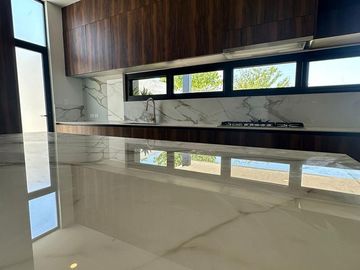 OLIVIA || EXCELENTE RESIDENCIA EN VENTA O RENTA DE GRAN TAMAÑO MUY BIEN UBICADA AL NORTE DE LA CIUDAD DE MERIDA EN CONKAL, EN PRIVADA EXCLUSIVA