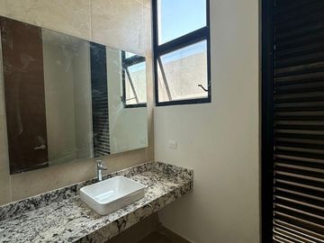 OLIVIA || EXCELENTE RESIDENCIA EN VENTA O RENTA DE GRAN TAMAÑO MUY BIEN UBICADA AL NORTE DE LA CIUDAD DE MERIDA EN CONKAL, EN PRIVADA EXCLUSIVA