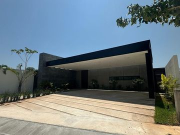 OLIVIA || EXCELENTE RESIDENCIA EN VENTA O RENTA DE GRAN TAMAÑO MUY BIEN UBICADA AL NORTE DE LA CIUDAD DE MERIDA EN CONKAL, EN PRIVADA EXCLUSIVA