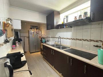 GRAN OPORTUNIDAD  HERMOSA CASA LA CISTERNA - Silvia. Alpha & Omega Corretaje
