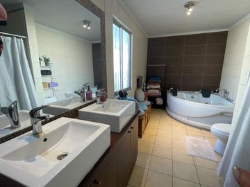 GRAN OPORTUNIDAD  HERMOSA CASA LA CISTERNA - Silvia. Alpha & Omega Corretaje