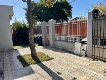 GRAN OPORTUNIDAD  HERMOSA CASA LA CISTERNA - Silvia. Alpha & Omega Corretaje