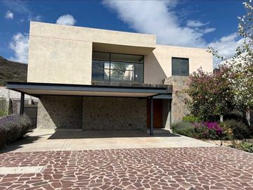 Venta de Casa en Querétaro, Altozano el Nuevo Querétaro, Moderna, Club Deportivo