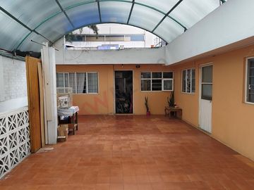 Casa amplia en El Manto, ideal para familias grandes o inversión rentable