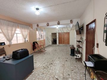 Casa amplia en El Manto, ideal para familias grandes o inversión rentable